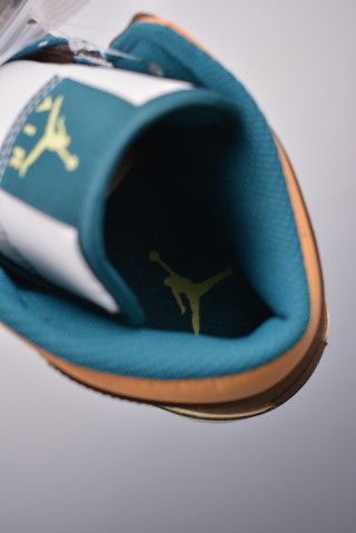 Air Jordan 1 Mid 'Brown / Green Toe' view 9