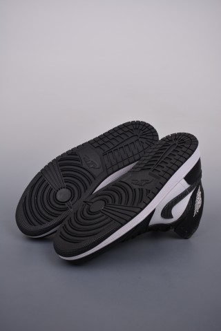Air Jordan 1 Mid 'Panda' view 3