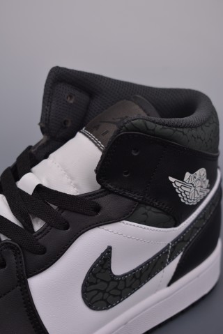 Air Jordan 1 Mid 'Panda' view 7