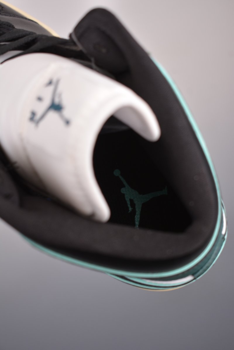 Air Jordan 1 Mid 'Black / White / Green' view