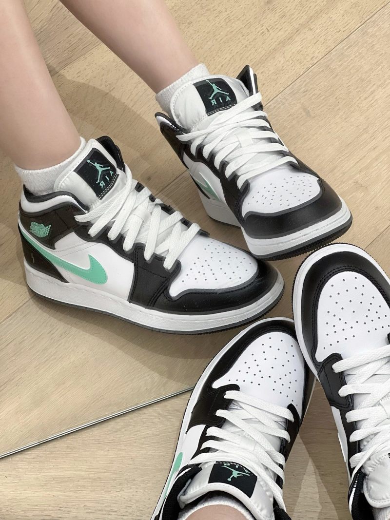 Air Jordan 1 Mid 'Black / Green' view