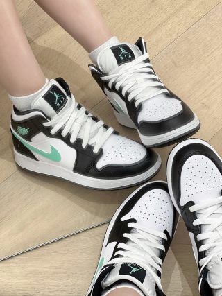 Air Jordan 1 Mid 'Black / Green' view 2