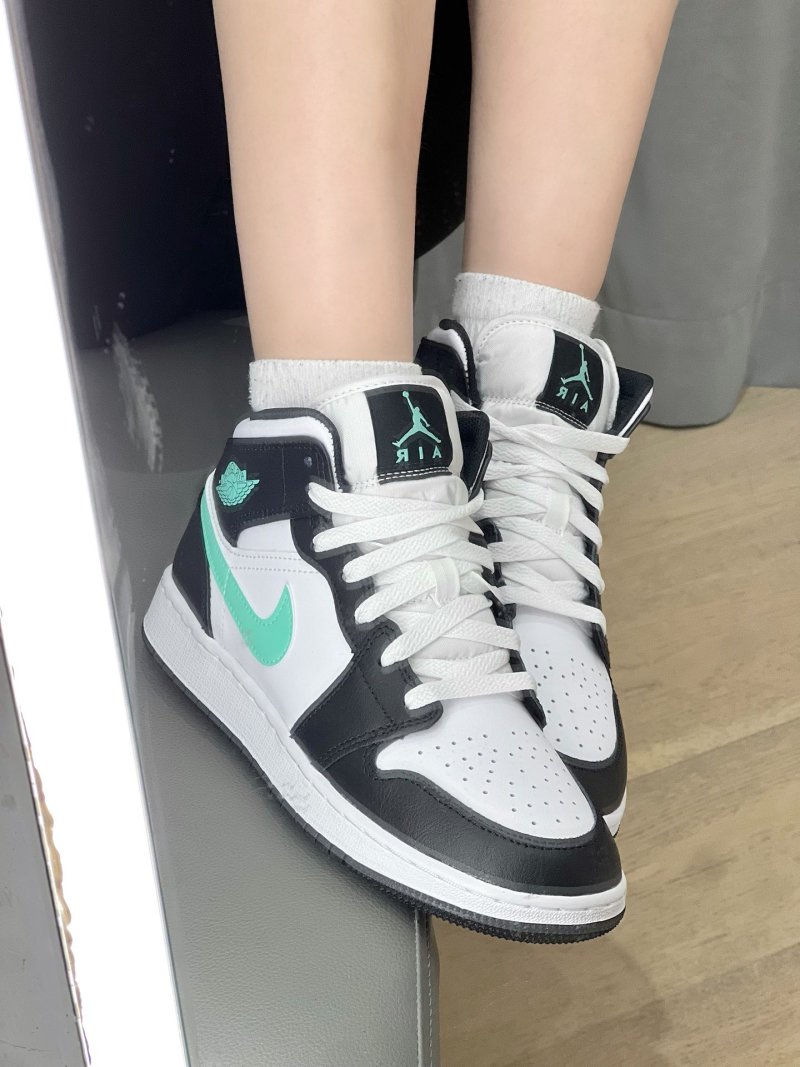 Air Jordan 1 Mid 'Black / Green' view