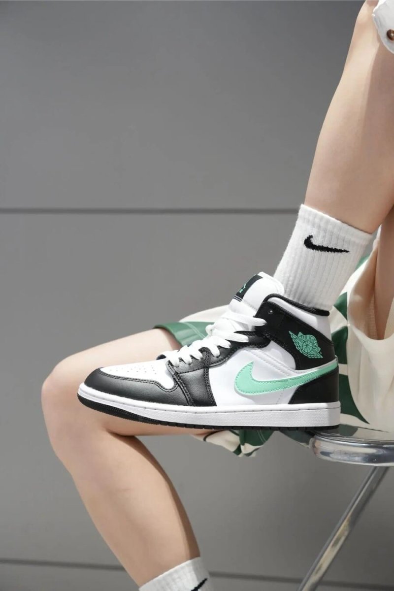 Air Jordan 1 Mid 'Black / Green' view