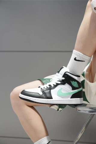 Air Jordan 1 Mid 'Black / Green' view 5