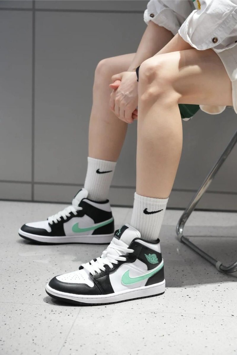 Air Jordan 1 Mid 'Black / Green' view