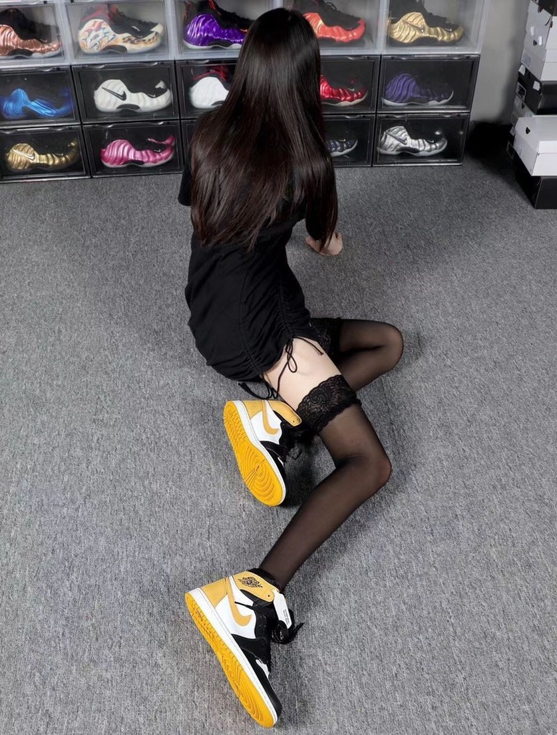 Air Jordan 1 Retro High OG view