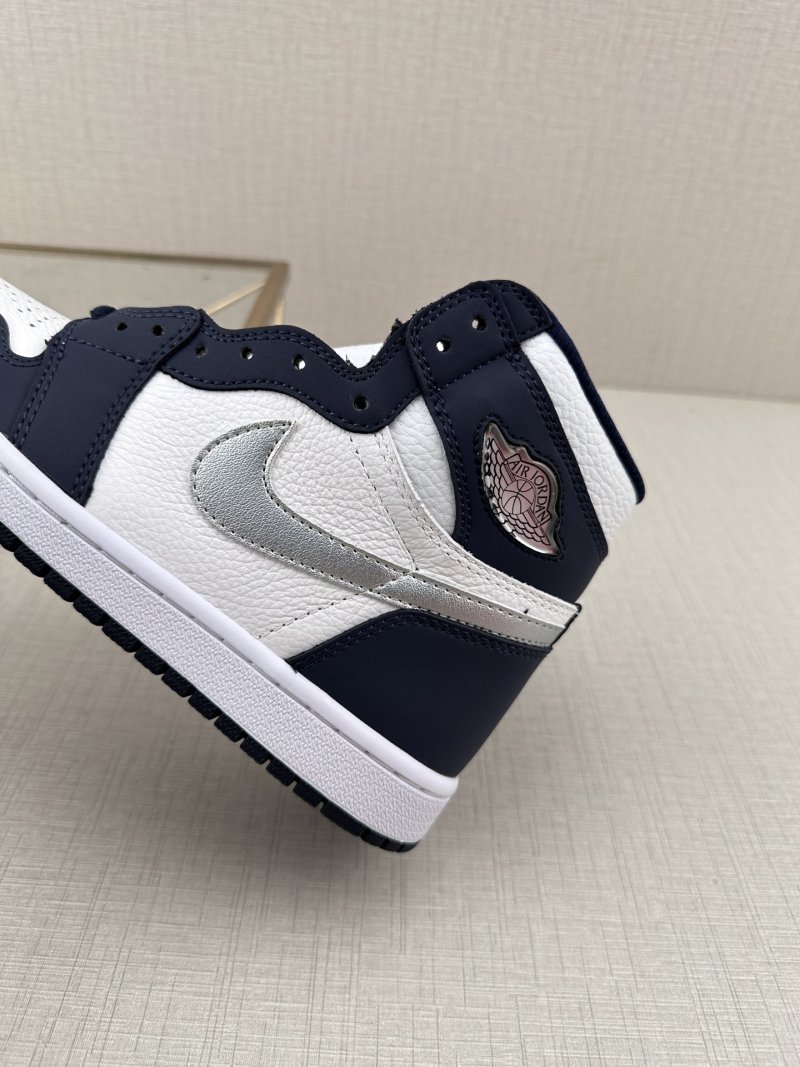 Air Jordan 1 Retro High OG 'Navy Blue' view