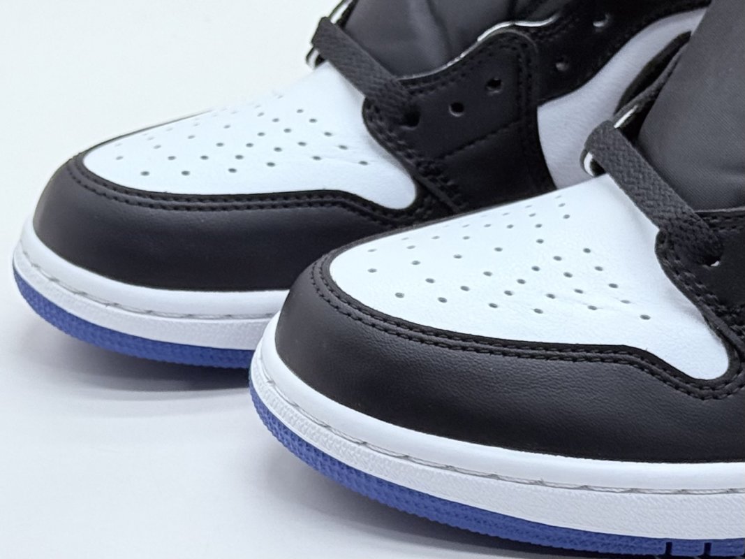 Fragment Design x Air Jordan 1 Retro High 'Black / White / Blue' view