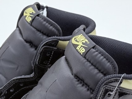 Air Jordan 1 High OG 'Black / Gold' view 8