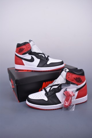 Air Jordan 1 High OG 'Black Toe' view 5