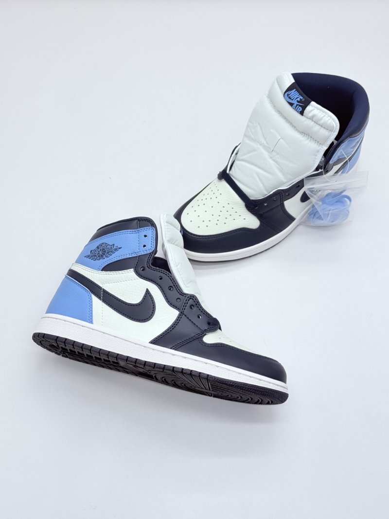 Air Jordan 1 Retro High OG 'Obsidian' view