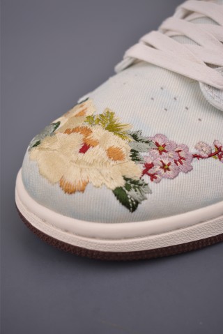 Air Jordan 1 Retro OG 'Flower Embroidery' view 6