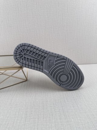 Air Jordan 1 Low 'LV x Made' view 9