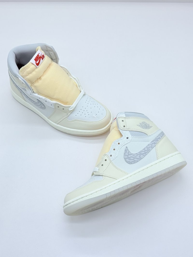Air Jordan 1 Retro High OG 'White / Grey' view