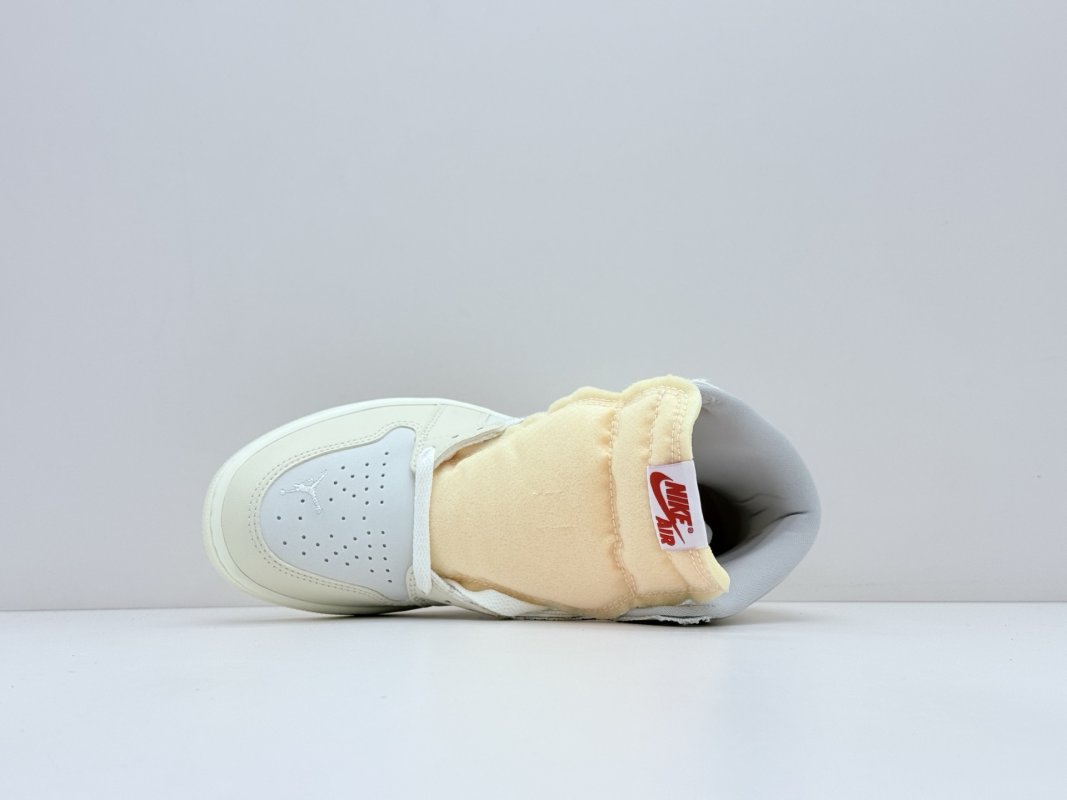 Air Jordan 1 Retro High OG 'White / Grey' view