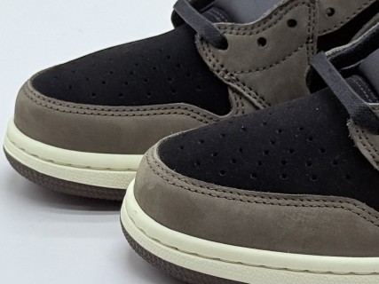 Travis Scott x Air Jordan 1 Low OG 'Brown / Black / White' view 11
