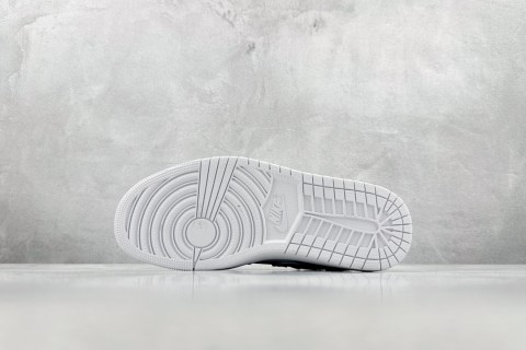 Air Jordan 1 Low view 4