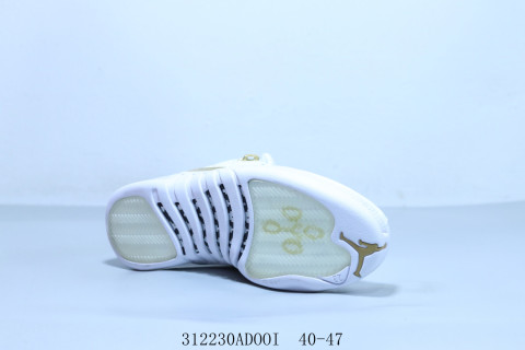 Air Jordan 12 'Black / White' view 4