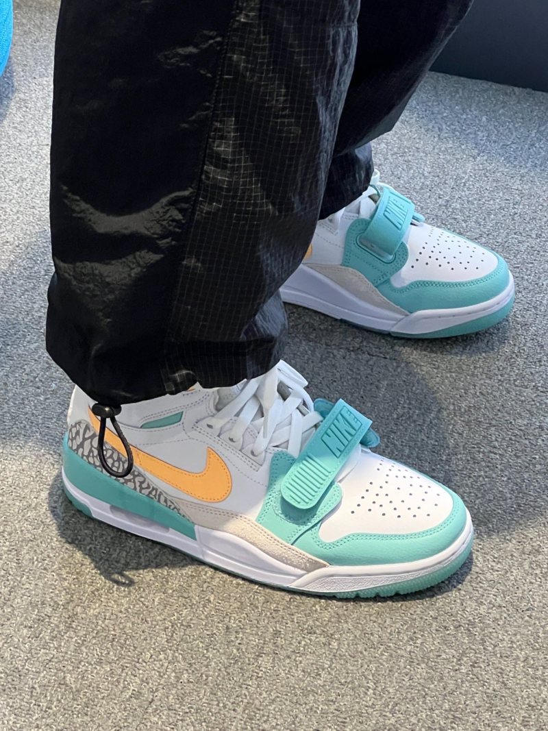 Air Jordan Legacy 312 view