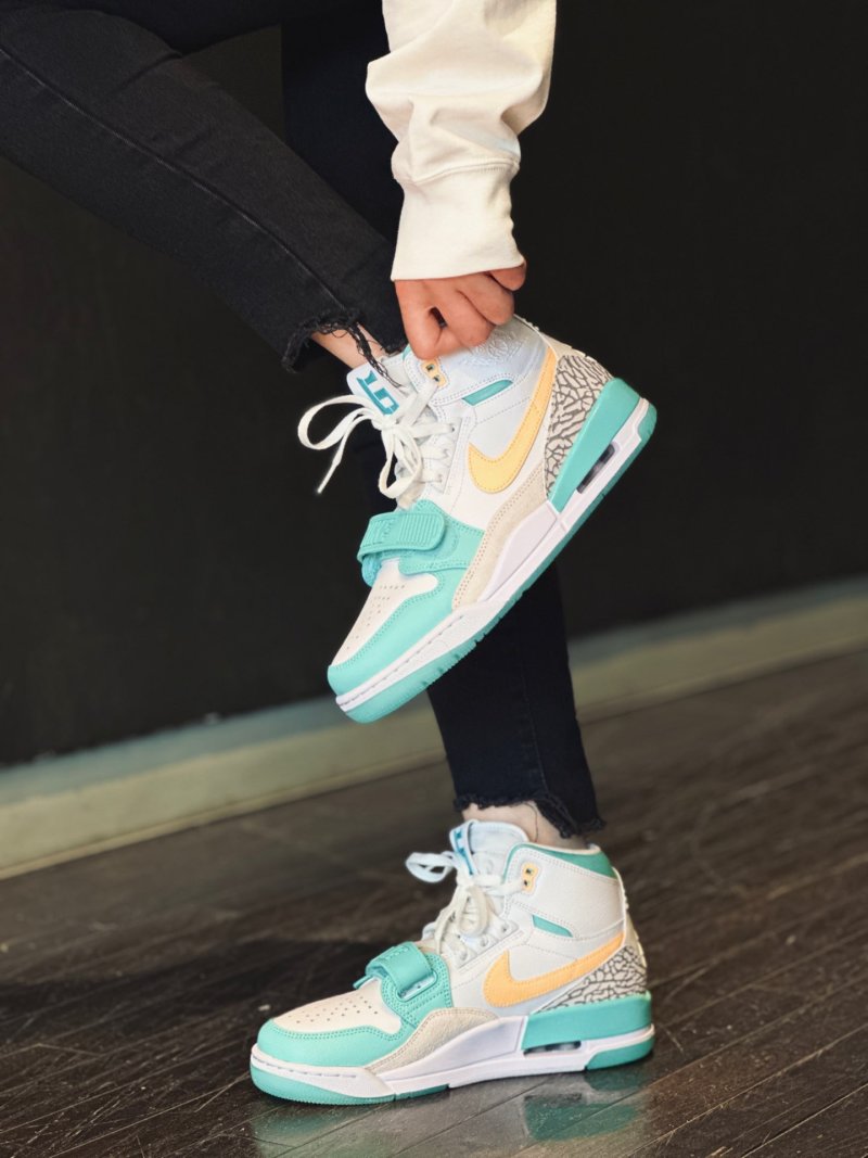 Air Jordan Legacy 312 view