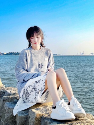 Alexander McQueen Oversized Sneaker 'White' view 1