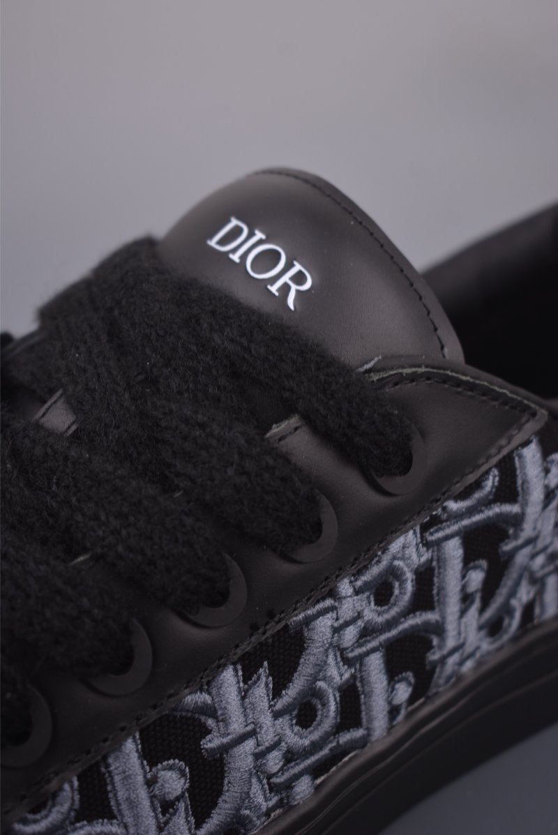 Dior B33 '30 Avenue Montaigne' view