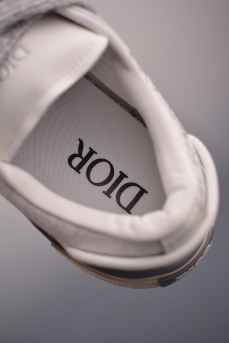 Dior B33 '30 Avenue Montaigne' view