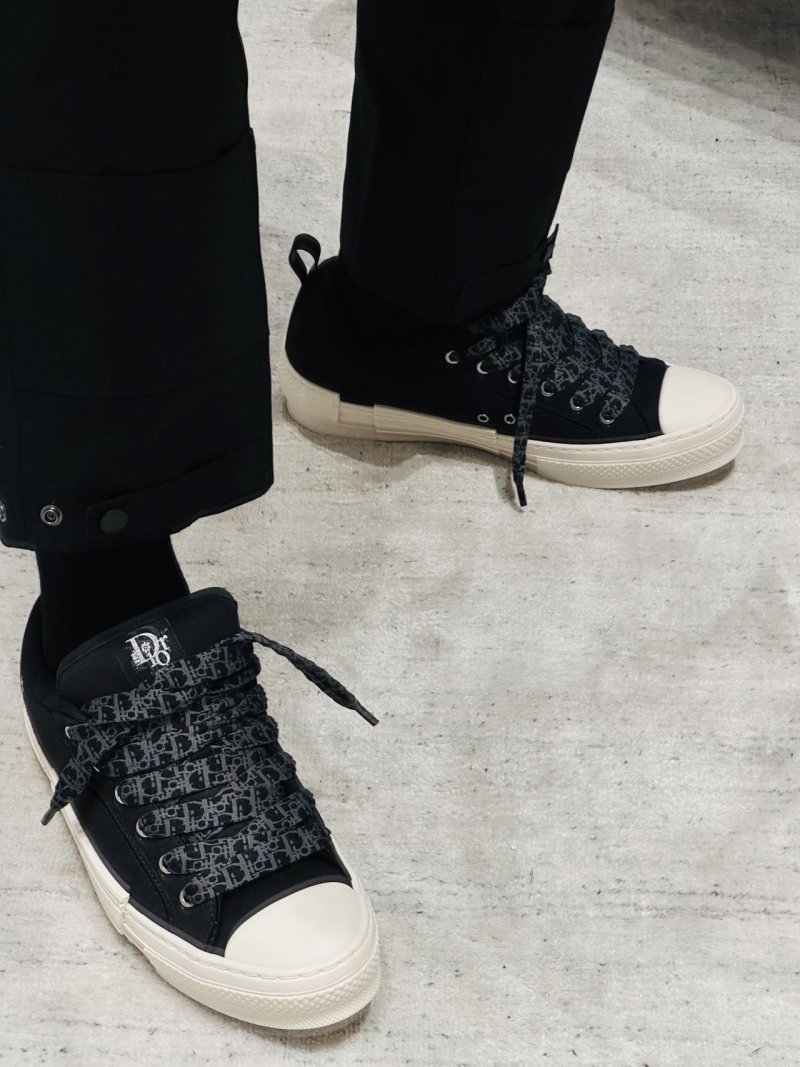 Dior B23 Oblique view