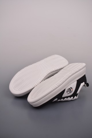 Gucci Sneakers view 3