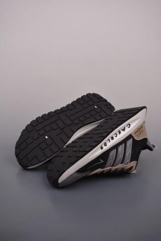 Gucci Sneakers view 3