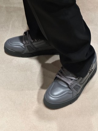 Louis Vuitton view 9