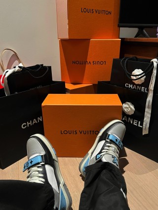 Louis Vuitton Trainer view 3