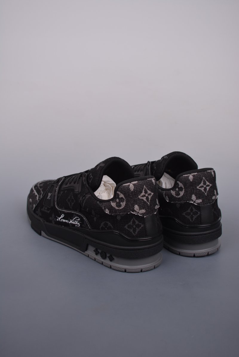 Louis Vuitton Trainer Sneaker Low LV view