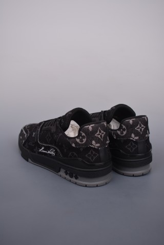 Louis Vuitton Trainer Sneaker Low LV view 2