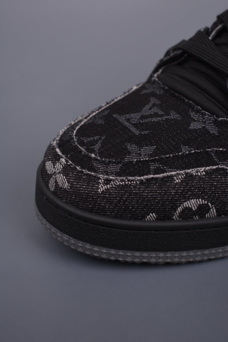 Louis Vuitton Trainer Sneaker Low LV view