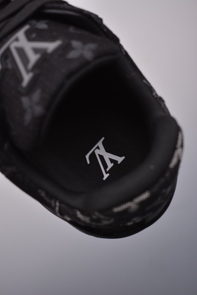 Louis Vuitton Trainer Sneaker Low LV view