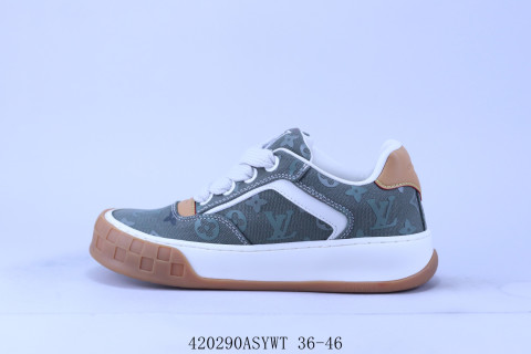 Louis Vuitton Tilted view 2