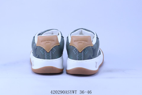 Louis Vuitton Tilted view 3