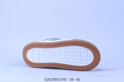 Louis Vuitton Tilted view 4