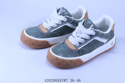 Louis Vuitton Tilted view 5