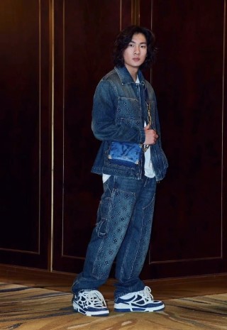 Louis Vuitton LV Trainer view 4
