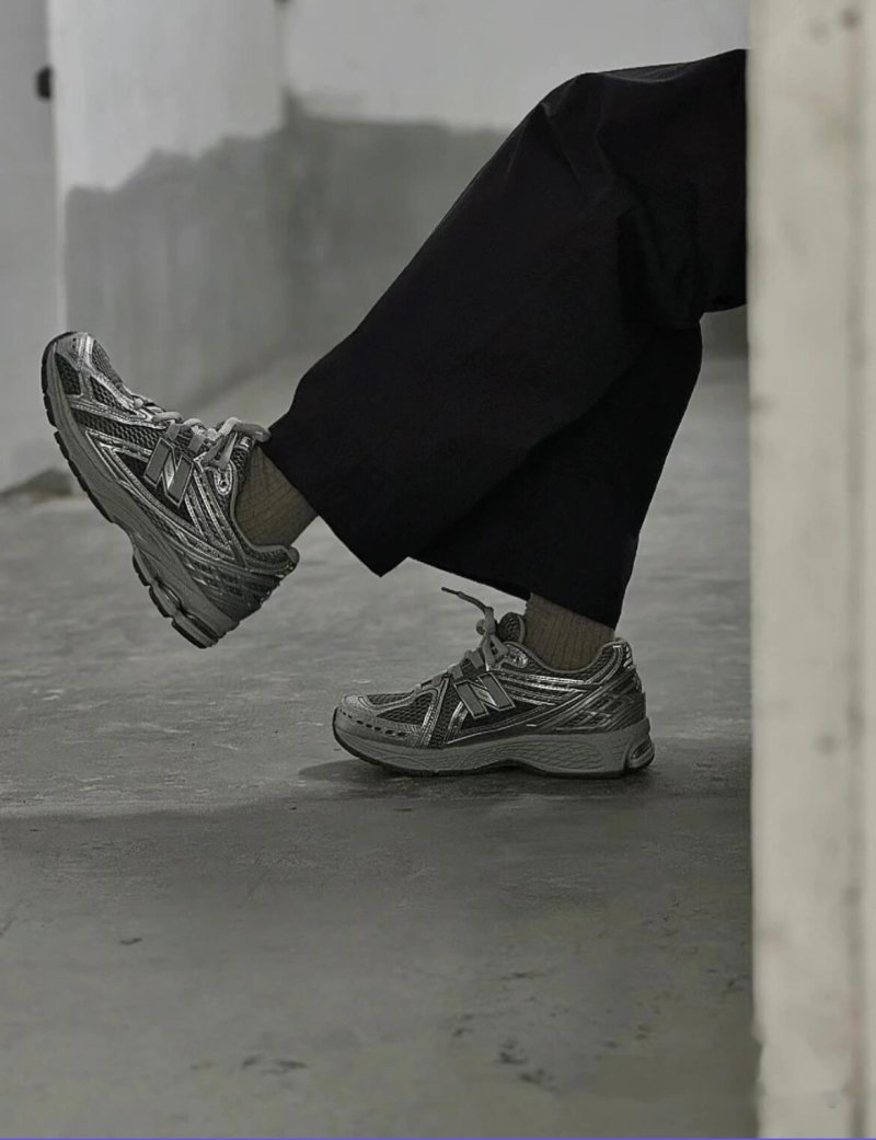 New Balance M1906 view