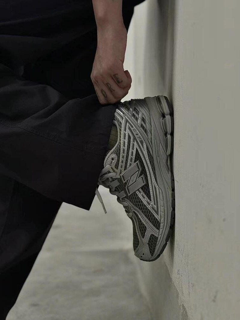 New Balance M1906 view