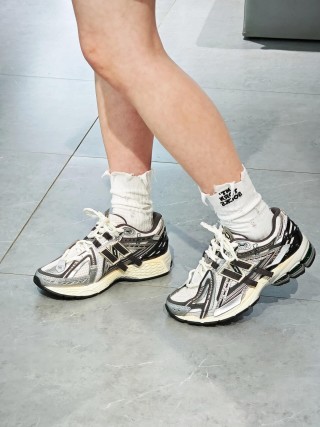 New Balance M1906 view 2