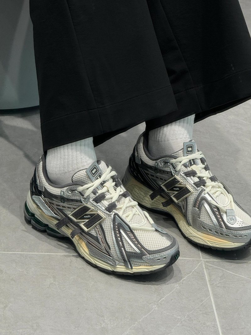 New Balance M1906 view