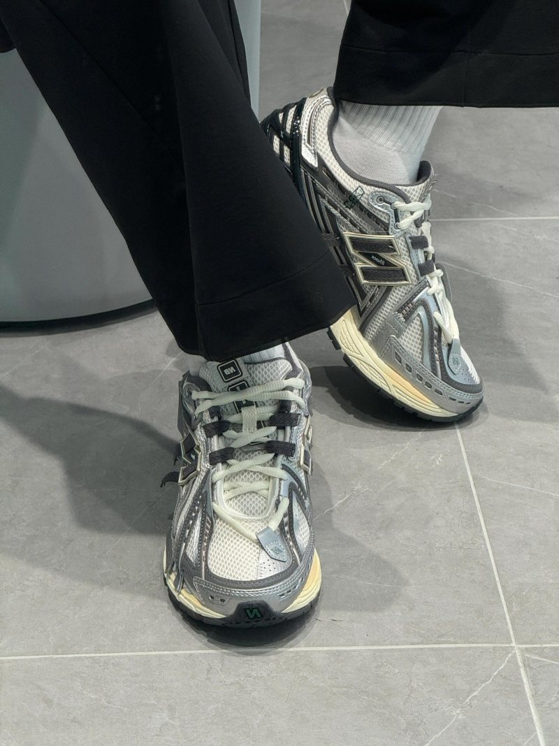 New Balance M1906 view
