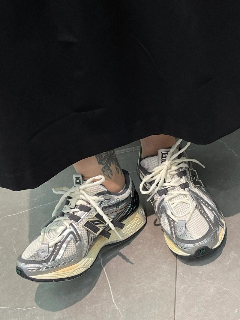 New Balance M1906 view