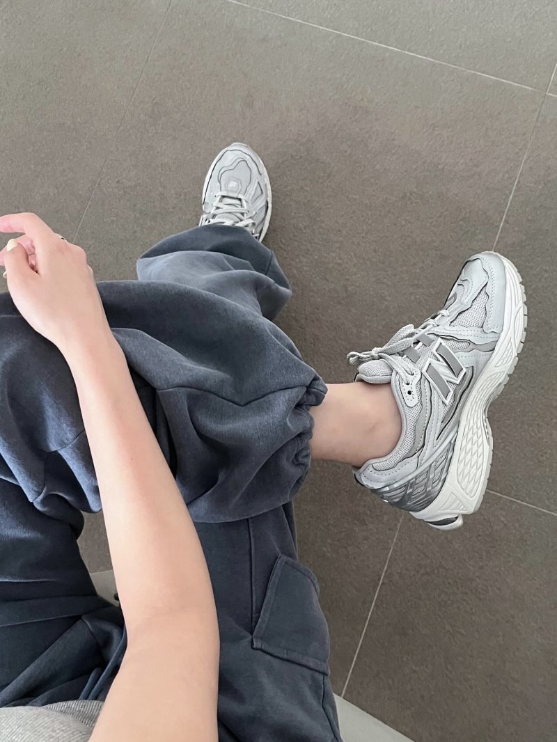 New Balance M1906 view