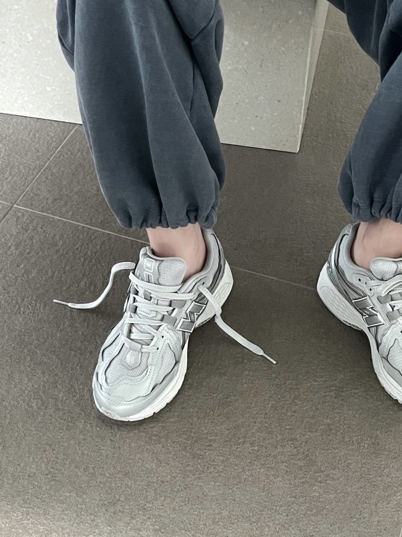 New Balance M1906 view